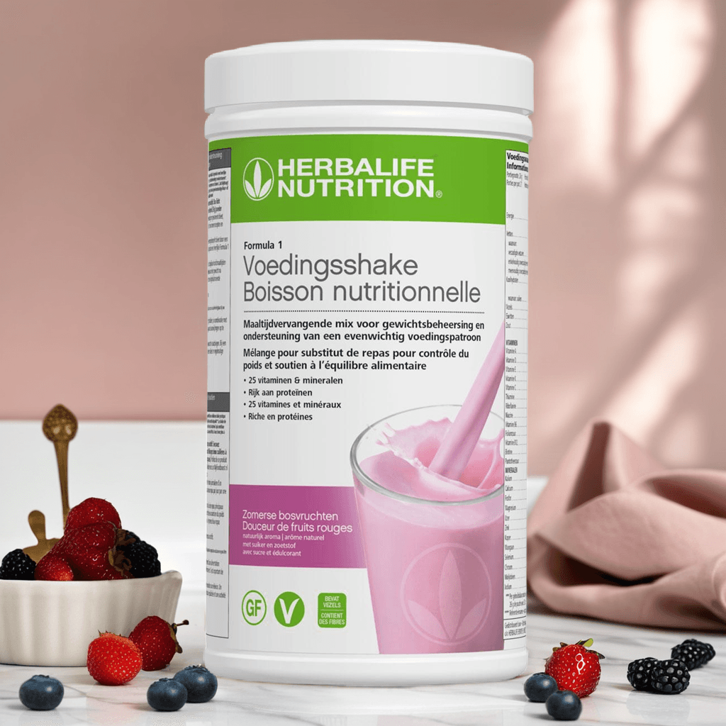 Herbalife Formule 1 Zomerse Bessen op een licht keukenwerkblad met verse zomerbessen